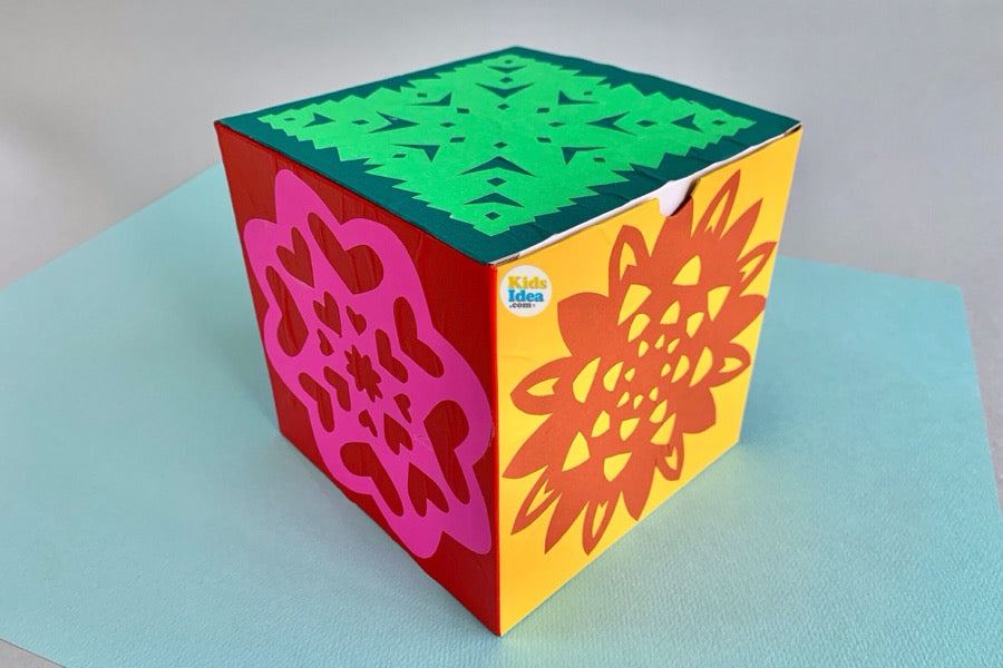 切り紙で作った飾りBOX(貯金箱)のイメージ写真 No,2 ©︎2024 kids-idea.com