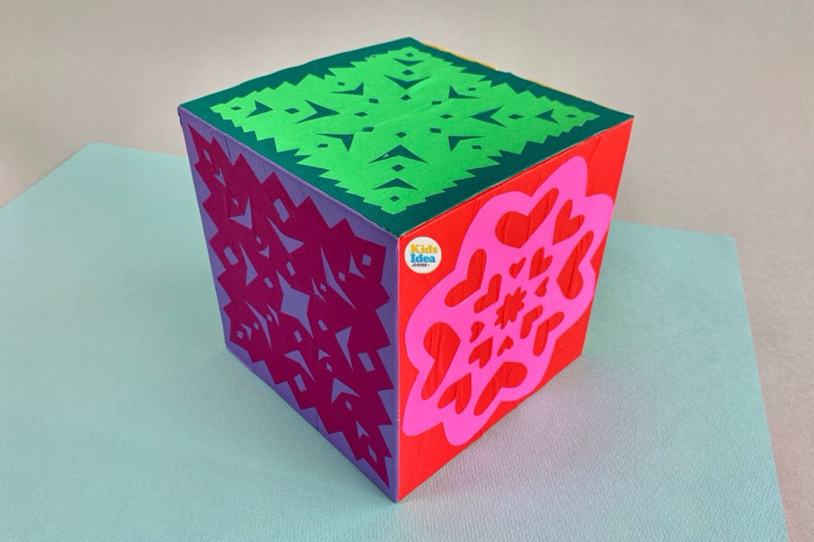 切り紙で作った飾りBOX(貯金箱)のイメージ写真 No,1 ©︎2024 kids-idea.com