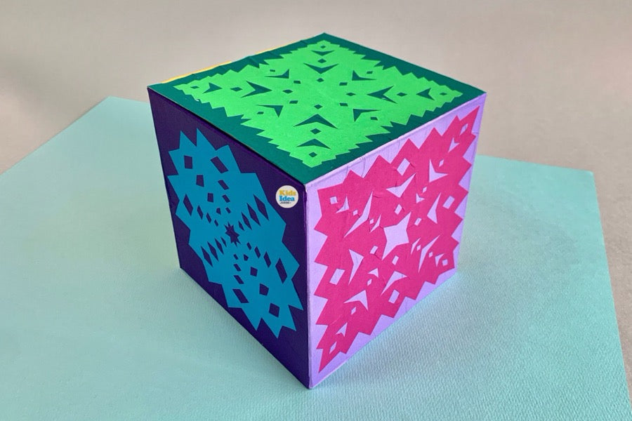 切り紙で作った飾りBOX(貯金箱)のイメージ写真 No,3 ©︎2024 kids-idea.com