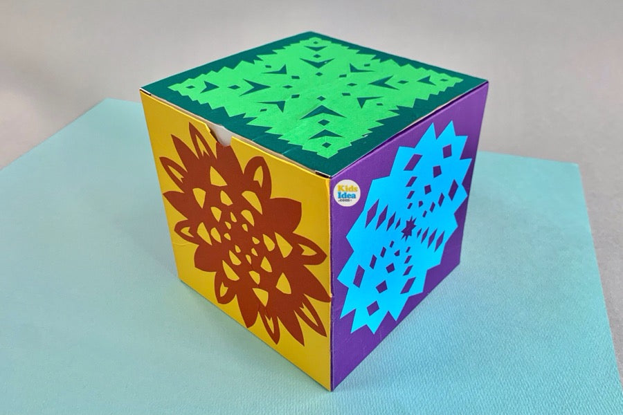 切り紙で作った飾りBOX(貯金箱)のイメージ写真 No,4 ©︎2024 kids-idea.com